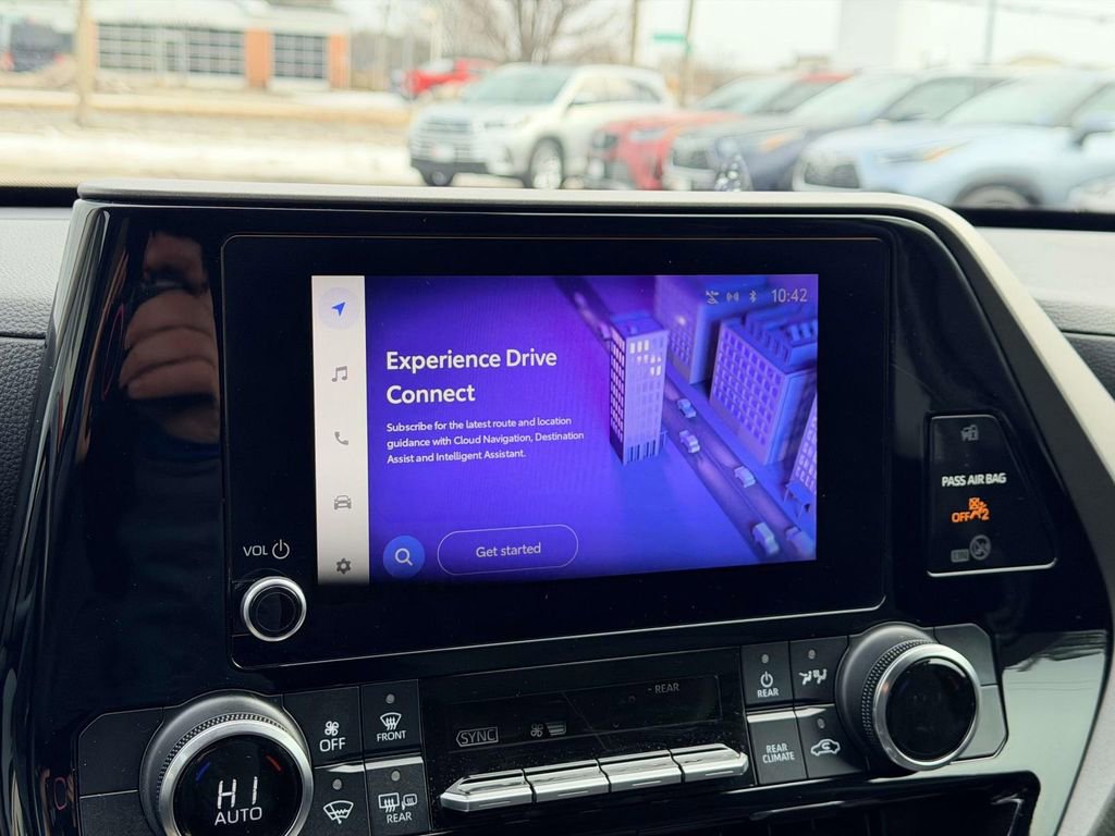 Certified 2023 Toyota Highlander LE image 3