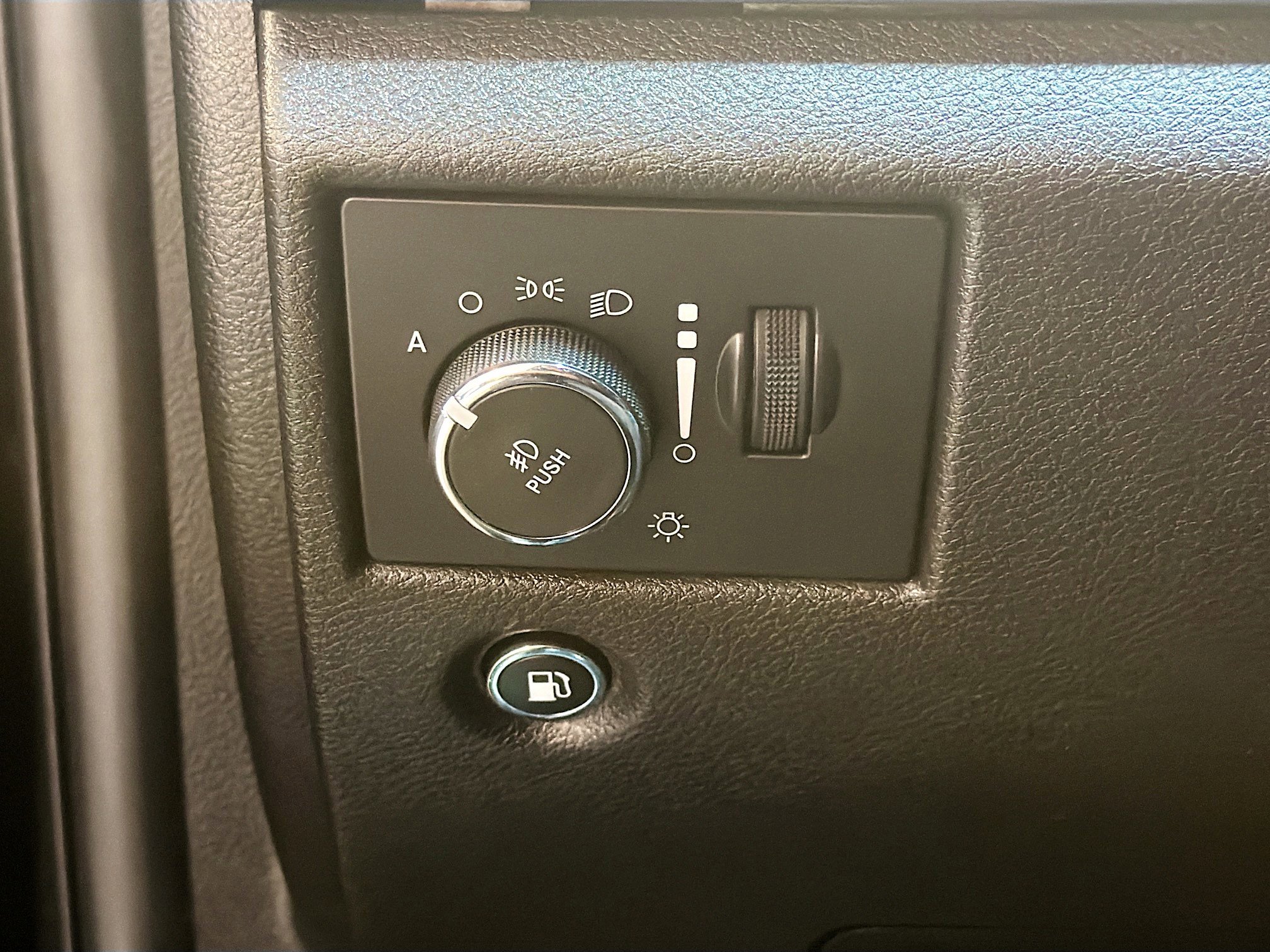 Used 2019 Jeep Grand Cherokee Limited image 17