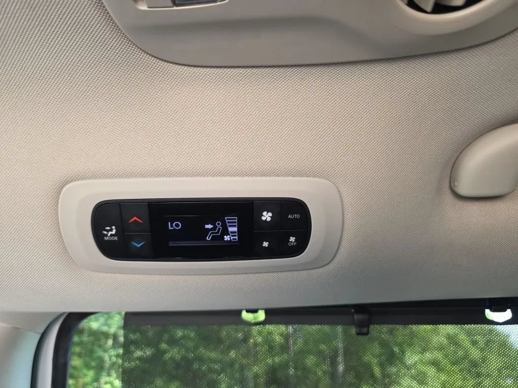 Used 2023 Chrysler Pacifica Touring-L FWD image 38