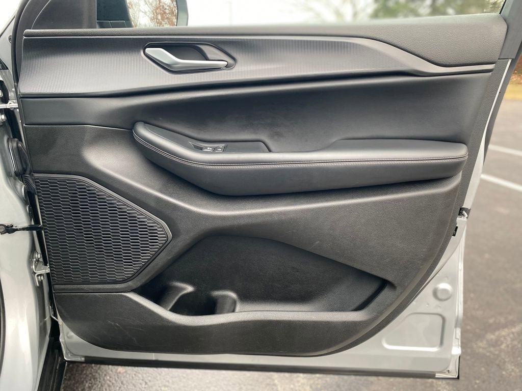 Used 2023 Jeep Grand Cherokee L Laredo image 9