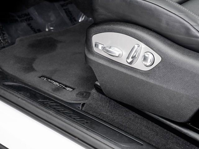 Certified 2025 Porsche Macan image 12