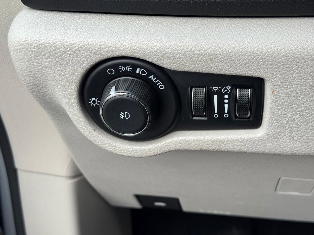 Used 2024 Chrysler Pacifica Touring-L image 18