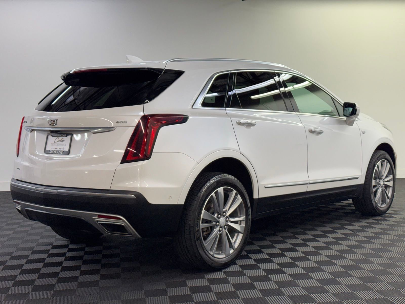 Used 2022 Cadillac XT5 Premium Luxury w/ Technology Package image 2