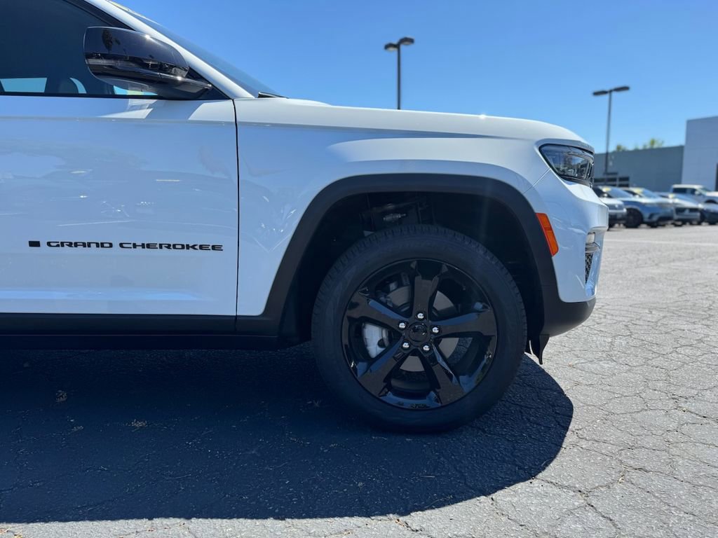 Used 2025 Jeep Grand Cherokee Limited w/ Black Appearance Package AWD/4WD image 11