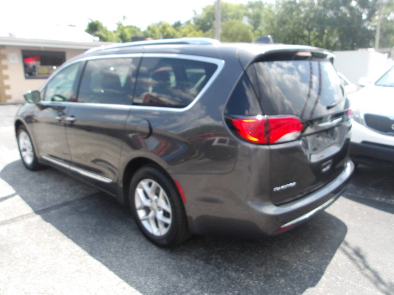 Used 2019 Chrysler Pacifica Touring-L Plus w/ Tire & Wheel Group FWD image 7