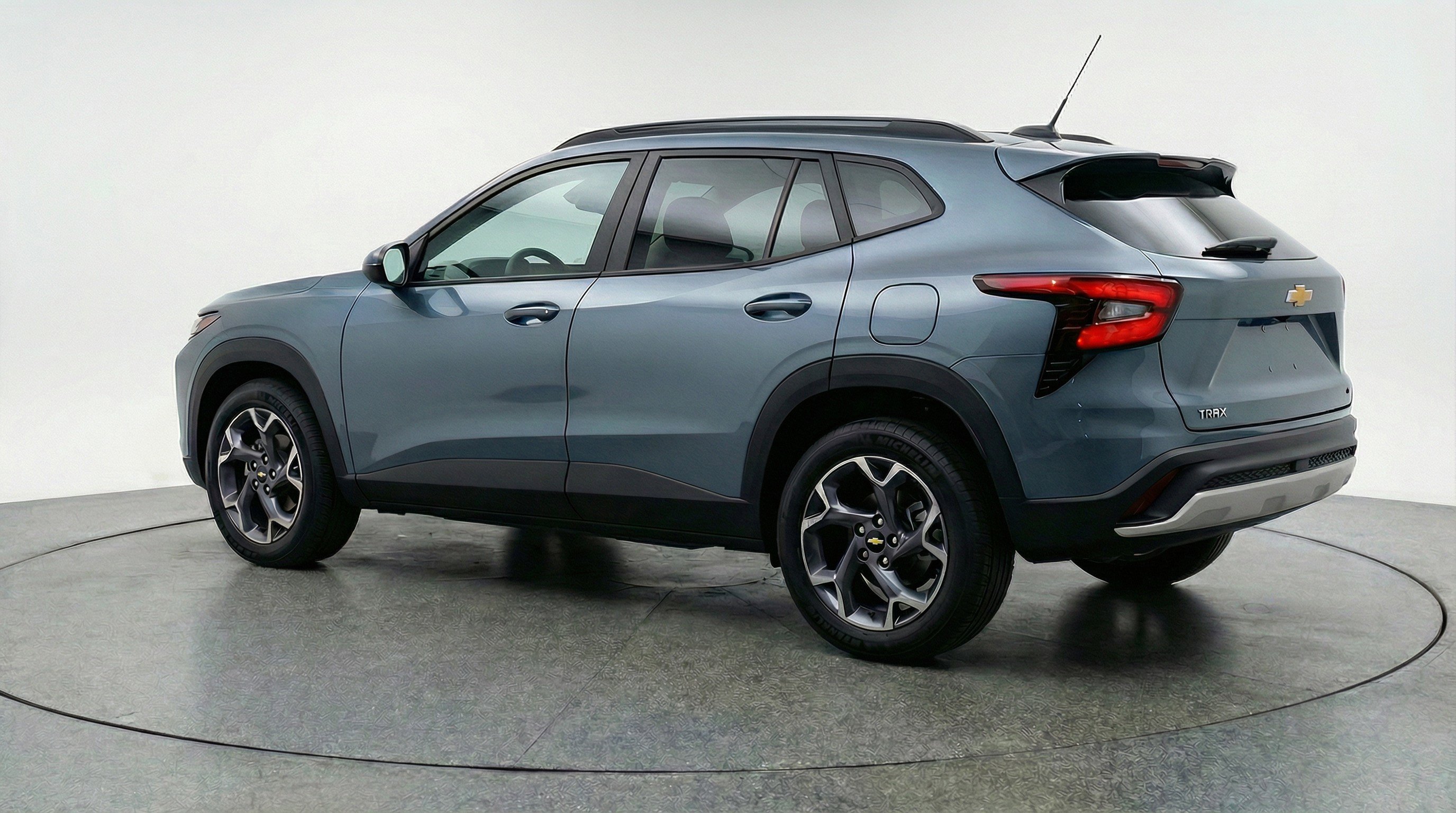 Used 2025 Chevrolet Trax LT w/ LT Convenience Package image 6