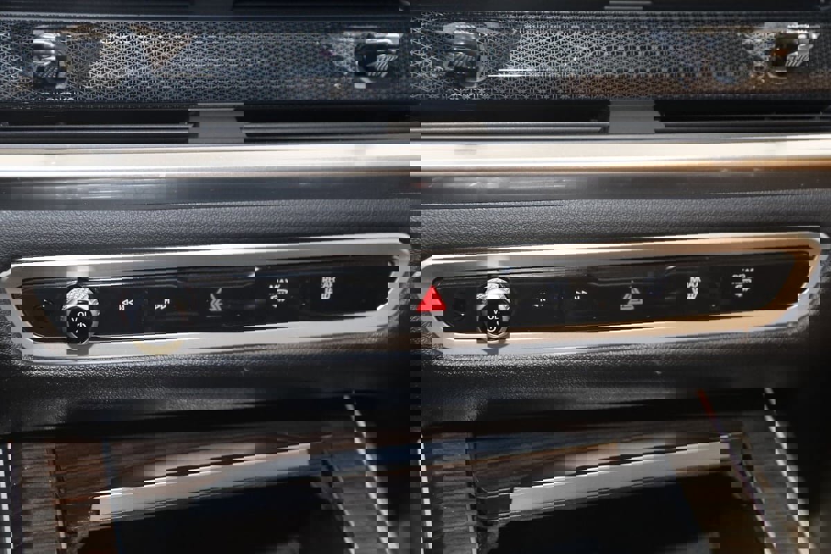 Used 2023 BMW X7 xDrive40i w/ Premium Package image 32