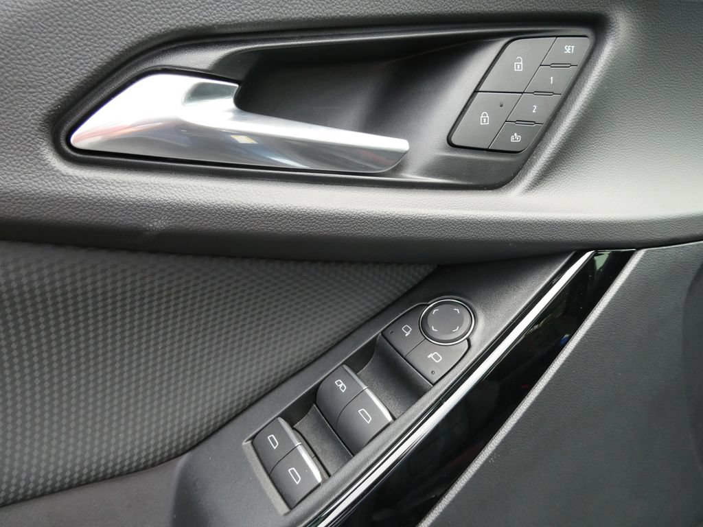 Certified 2025 Chevrolet Equinox RS w/ Safety and Technology Package AWD/4WD image 25