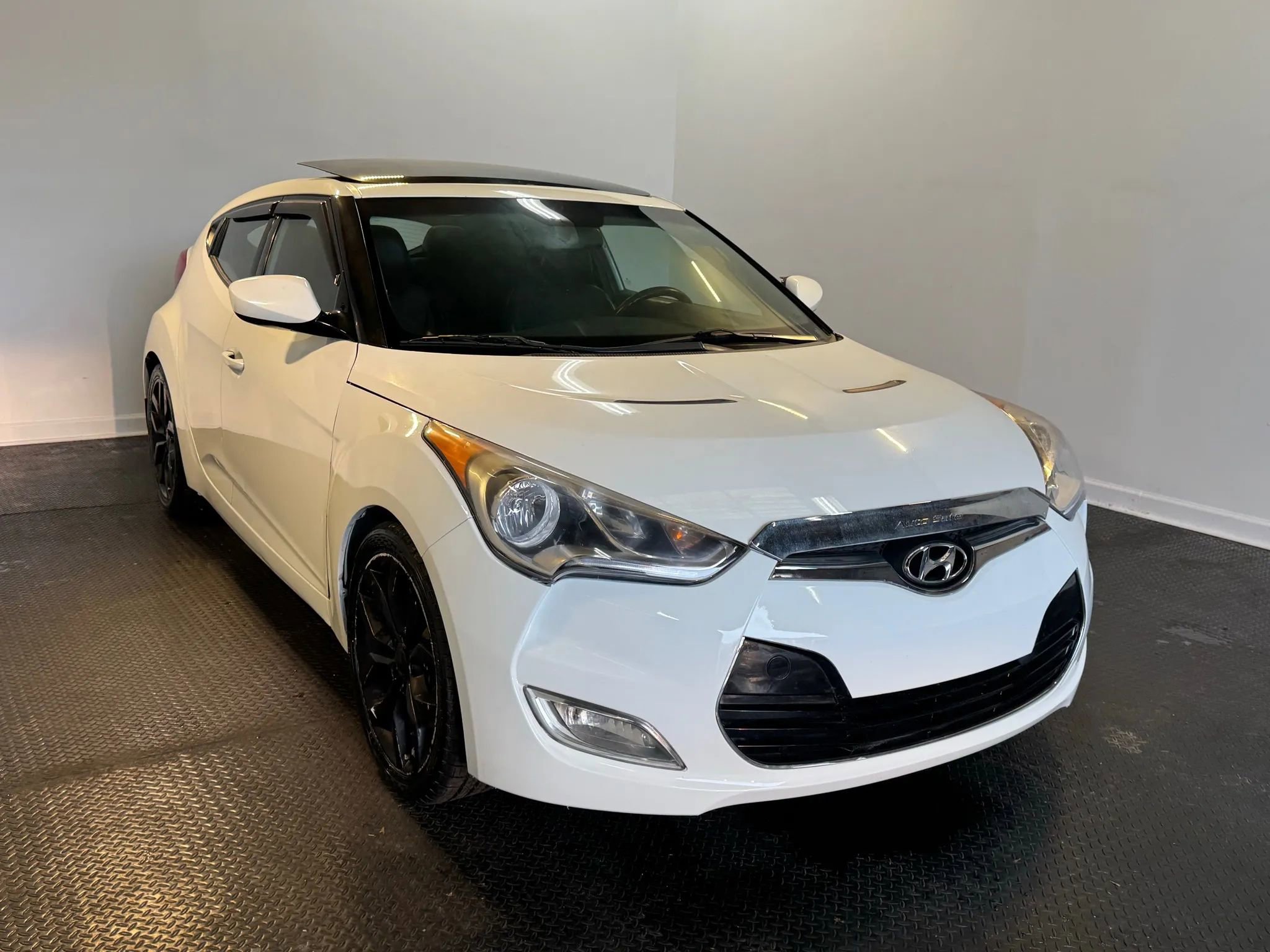 Used 2013 Hyundai Veloster w/ Style Pkg image 3