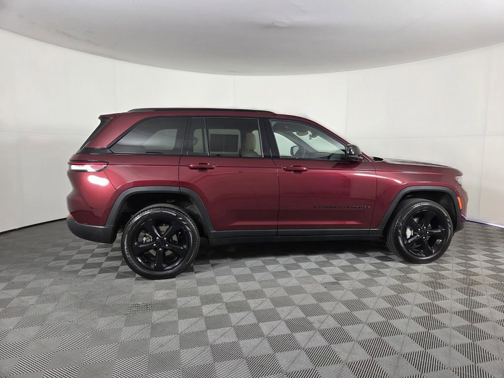 Certified 2025 Jeep Grand Cherokee Limited w/ Black Appearance Package image 5