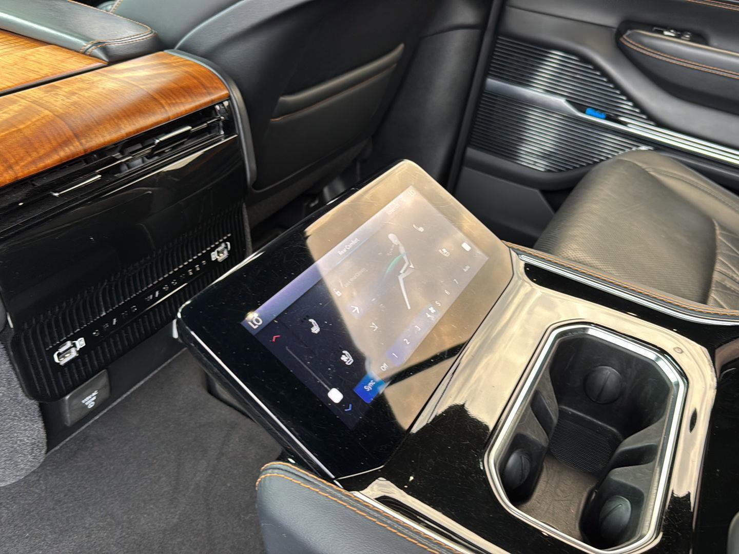 Used 2022 Jeep Grand Wagoneer Series III w/ Rear Seat Video Group 1 image 17