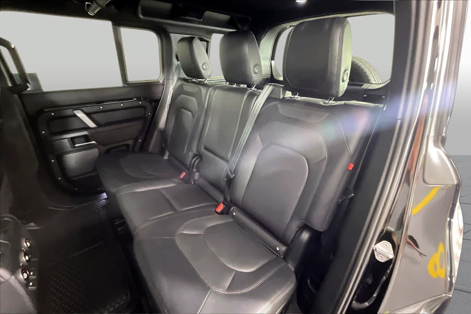 Used 2024 Land Rover Defender 110 X-Dynamic SE AWD/4WD image 18