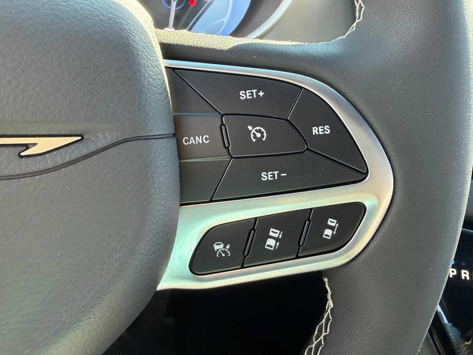 Used 2027 Chrysler Pacifica Select w/ Family Tech Group FWD image 18