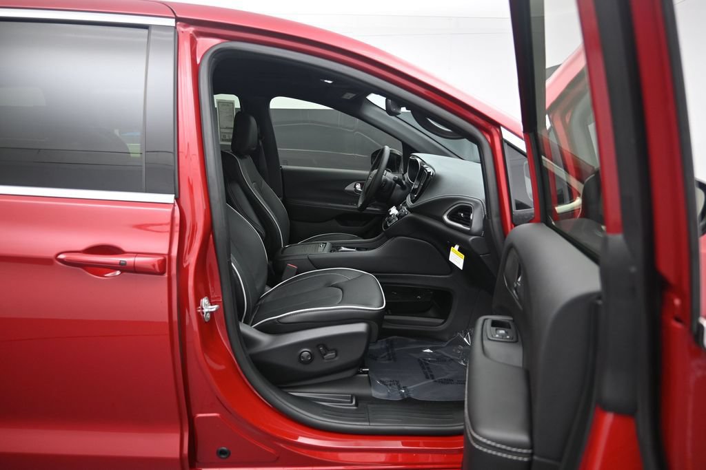 New 2027 Chrysler Pacifica Limited w/ Family Tech Group FWD image 29