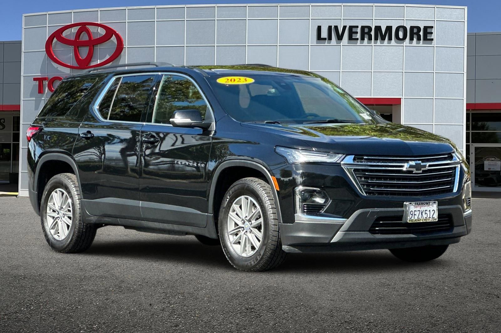 Used 2023 Chevrolet Traverse LT image 2