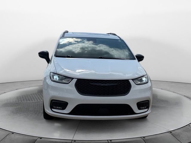 Used 2025 Chrysler Pacifica Limited FWD image 8