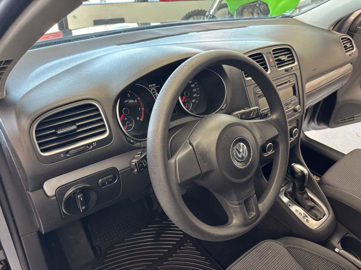 Used 2011 Volkswagen Golf 4-Door image 14