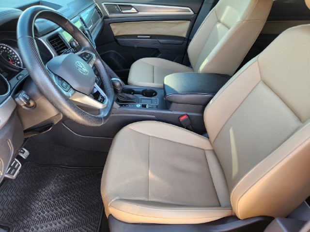 Used 2020 Volkswagen Atlas Cross Sport SE w/ Panoramic Sunroof Package FWD image 13