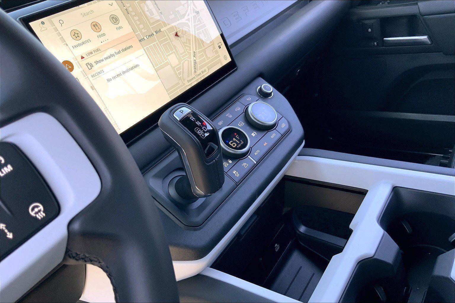 New 2025 Land Rover Defender 130 X-Dynamic SE AWD/4WD image 10