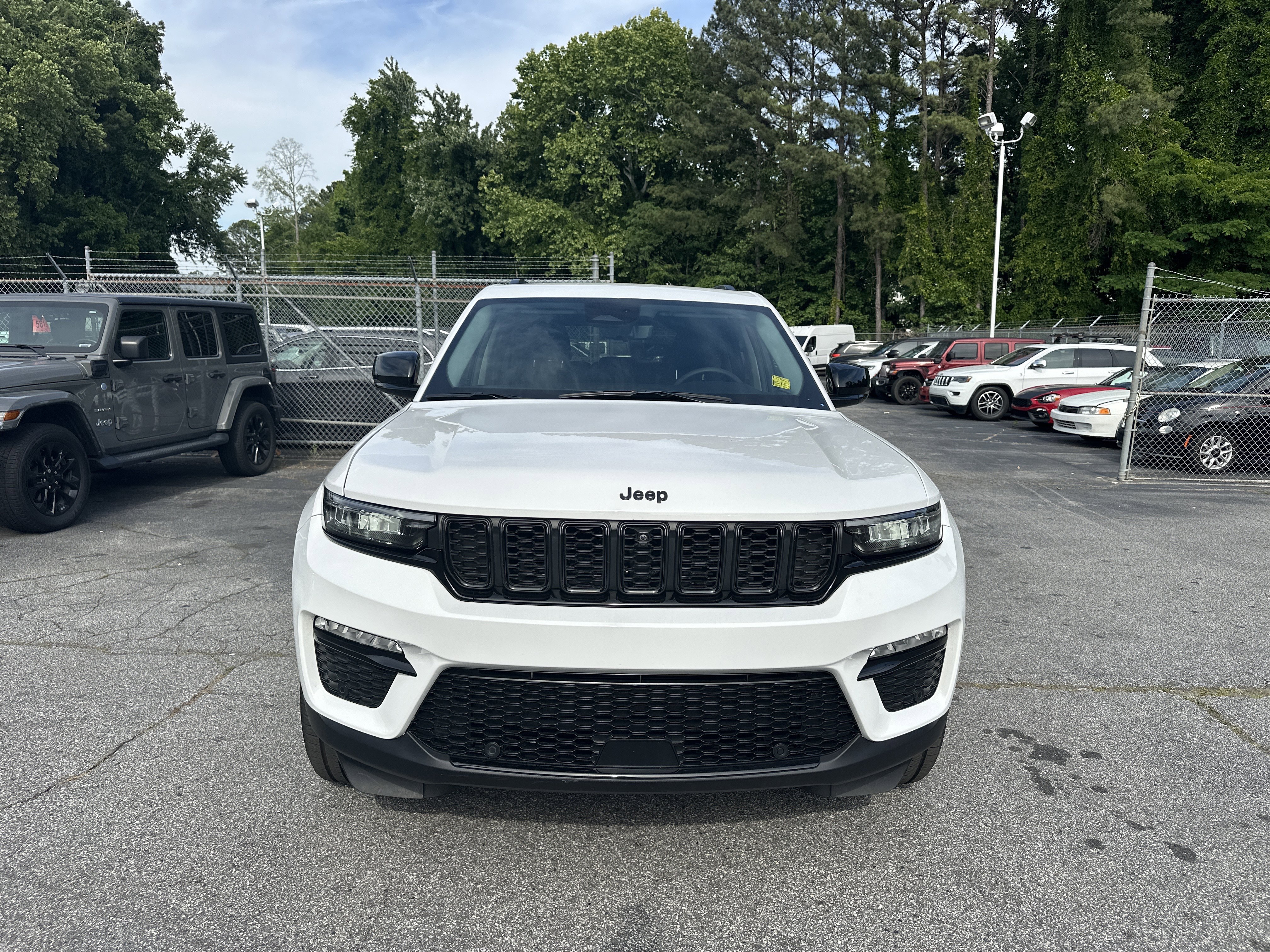 Used 2023 Jeep Grand Cherokee Limited w/ Luxury Tech Group II RWD image 4