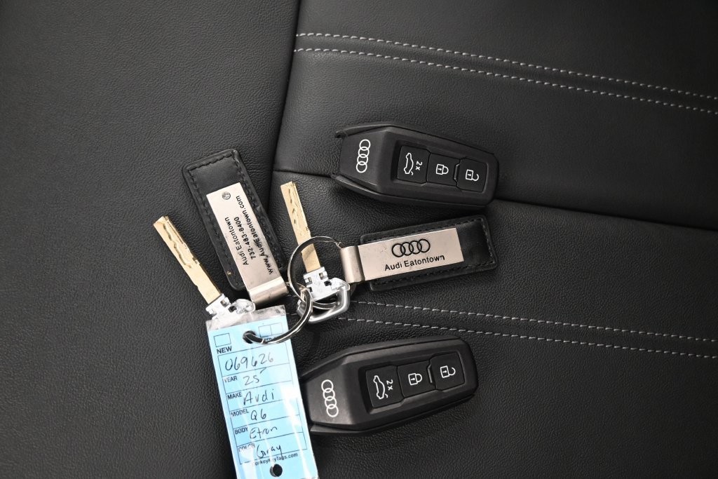 Used 2025 Audi Q6 e-tron Premium w/ Convenience Package AWD/4WD image 28
