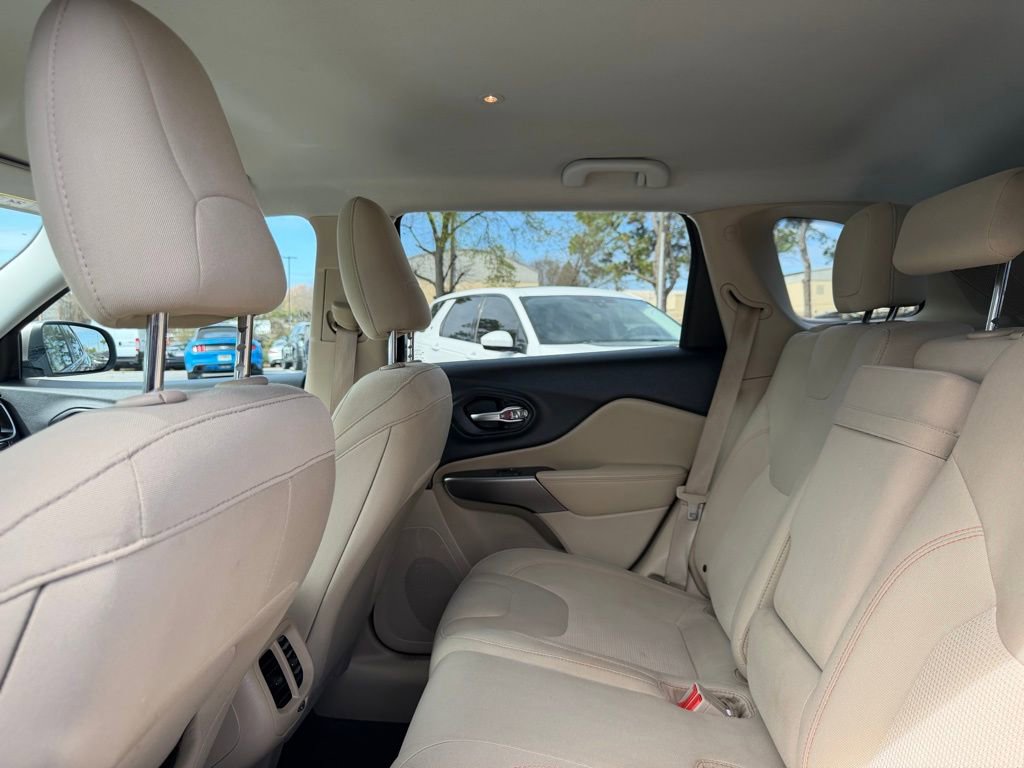 Used 2019 Jeep Cherokee Latitude w/ Popular Appearance Group image 22