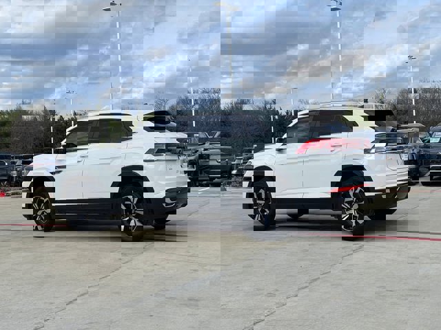 Used 2024 Volkswagen Atlas Cross Sport SE image 4