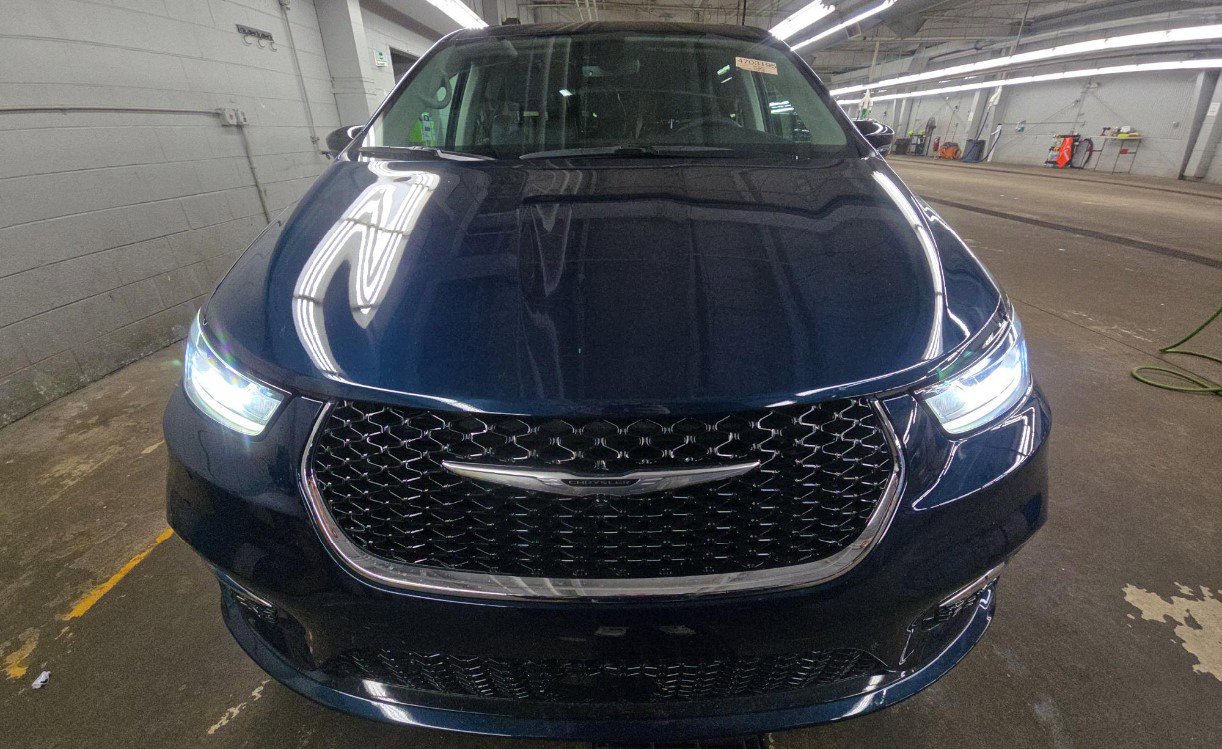 Used 2024 Chrysler Pacifica Touring-L w/ Uconnect Theater Family Group image 3