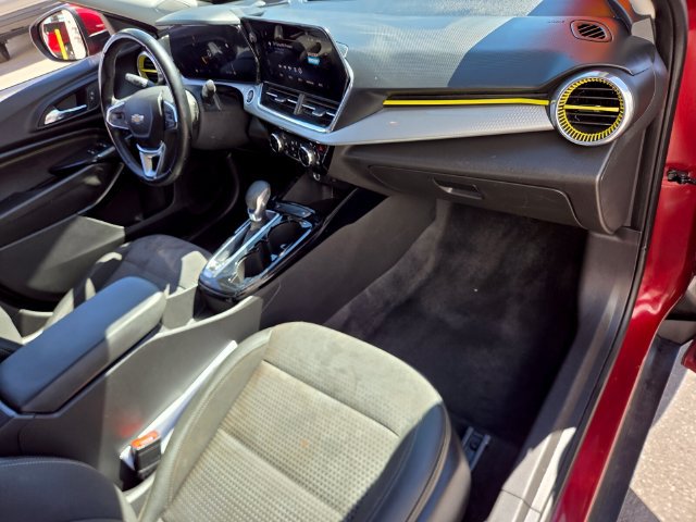 Used 2025 Chevrolet Trax LT w/ LT Convenience Package FWD image 16