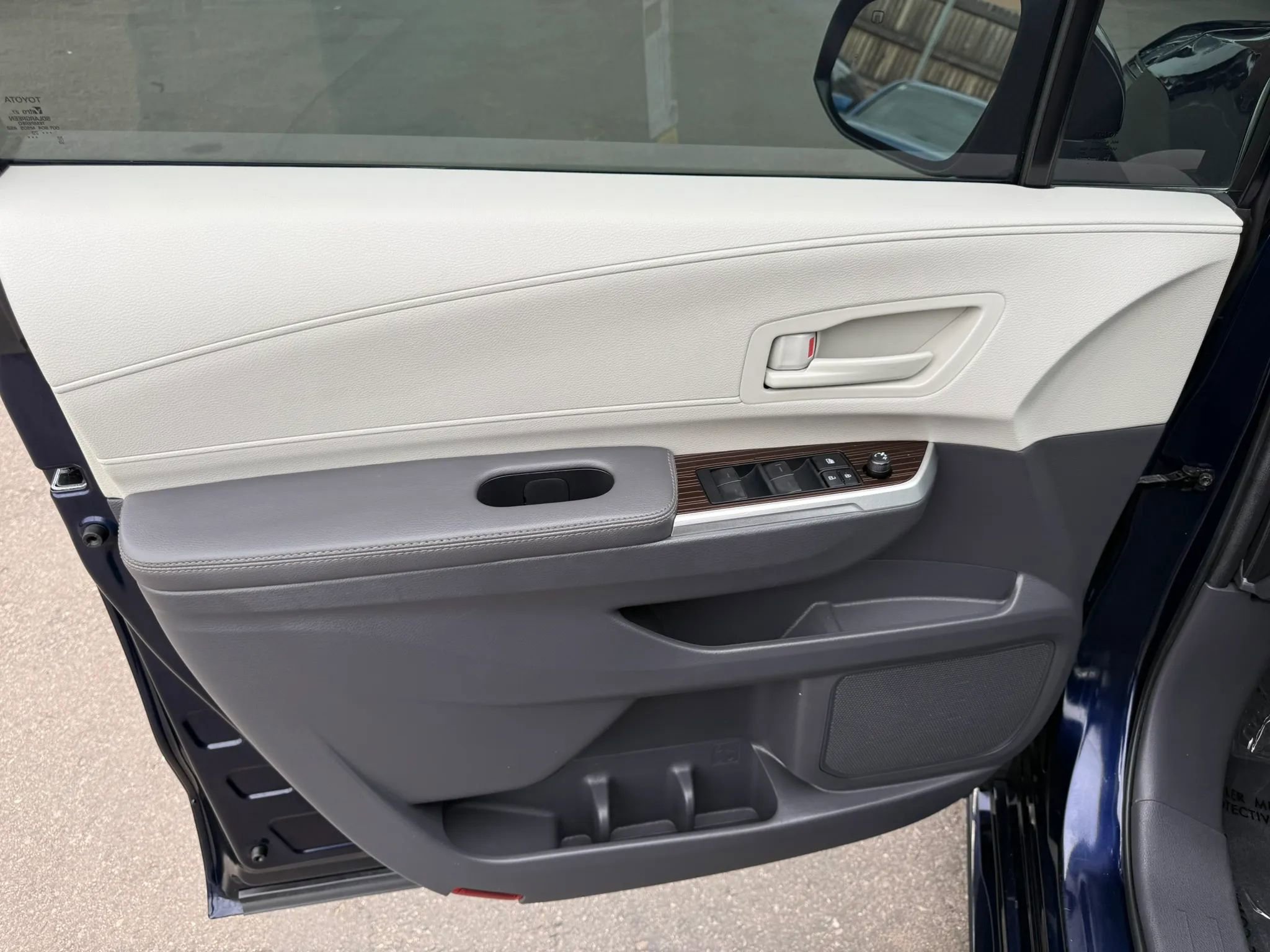 Used 2022 Toyota Sienna LE image 30