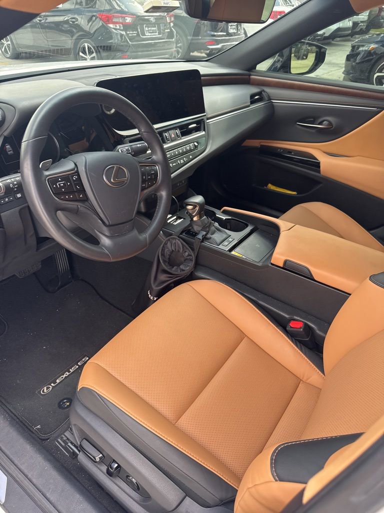 Used 2025 Lexus ES 300h w/ Premium Package FWD image 3