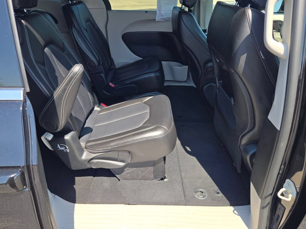 Certified 2024 Chrysler Pacifica Touring-L FWD image 10