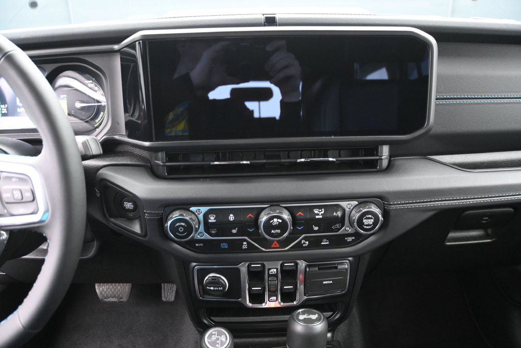 Used 2024 Jeep Wrangler High Altitude AWD/4WD image 24