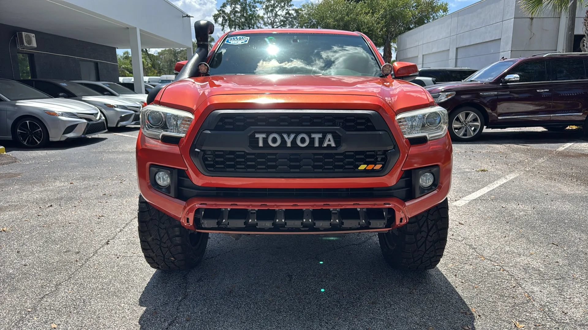 Used 2017 Toyota Tacoma TRD Off-Road w/ Premium & Technology Package AWD/4WD image 8