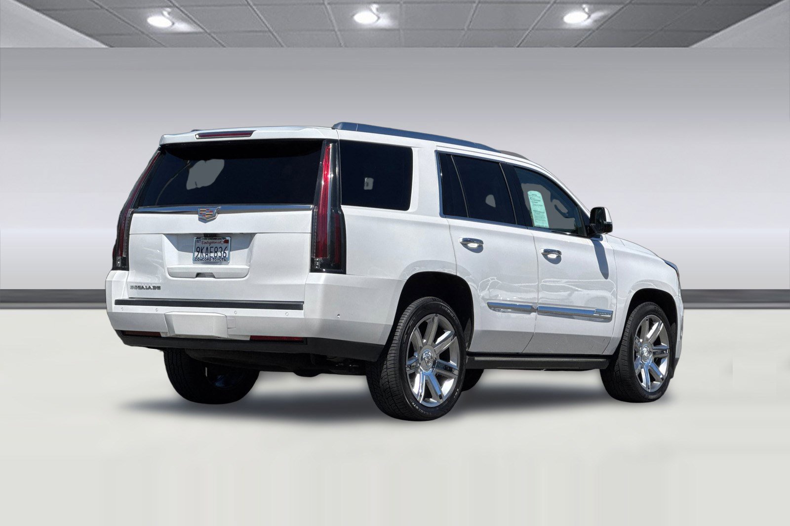 Used 2017 Cadillac Escalade Premium Luxury image 3