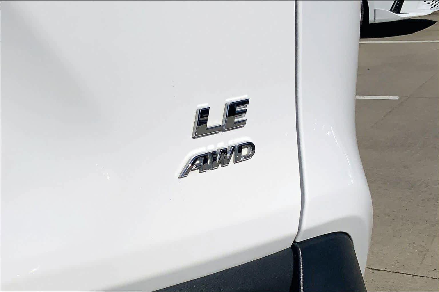 Used 2024 Toyota RAV4 LE AWD/4WD image 10