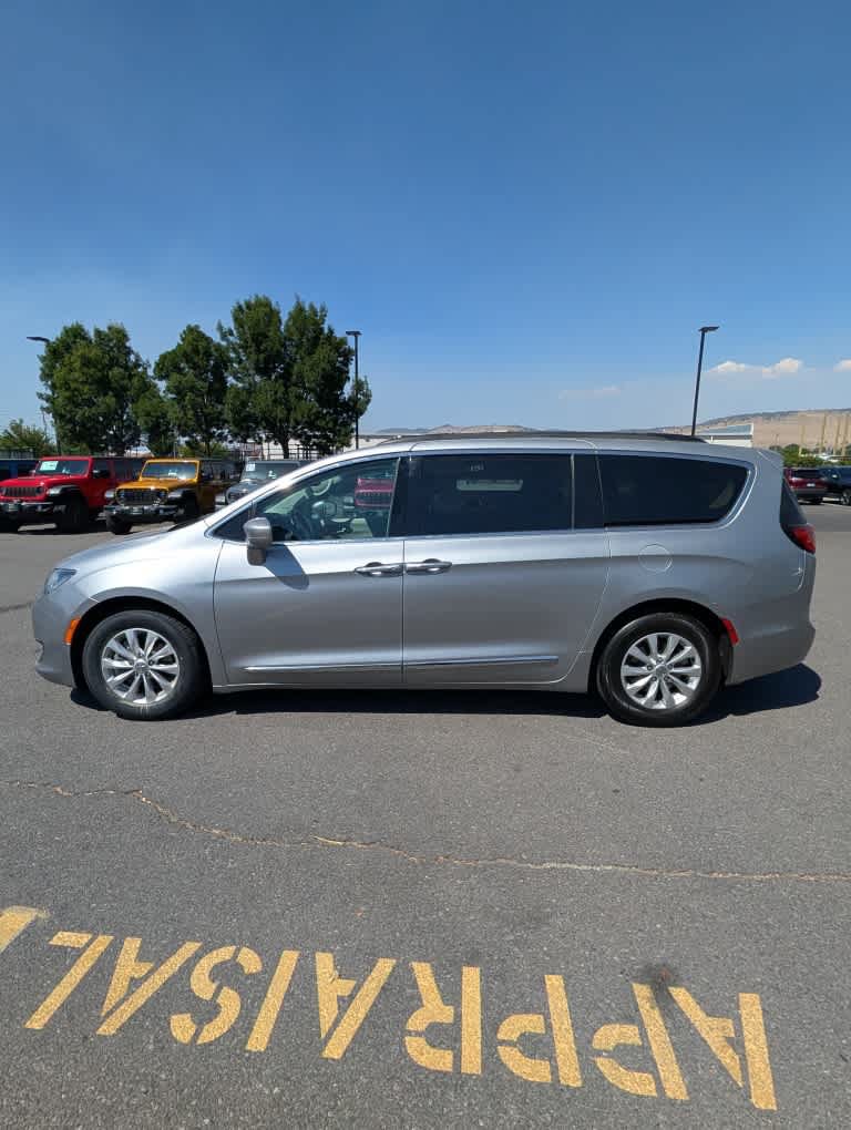 Used 2017 Chrysler Pacifica Touring-L FWD image 4