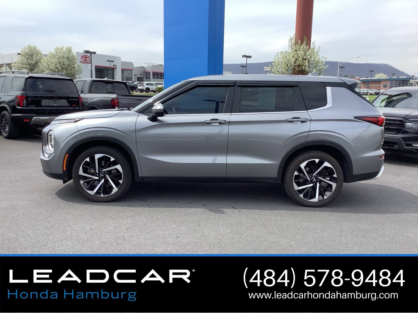 Used 2022 Mitsubishi Outlander SE image 3