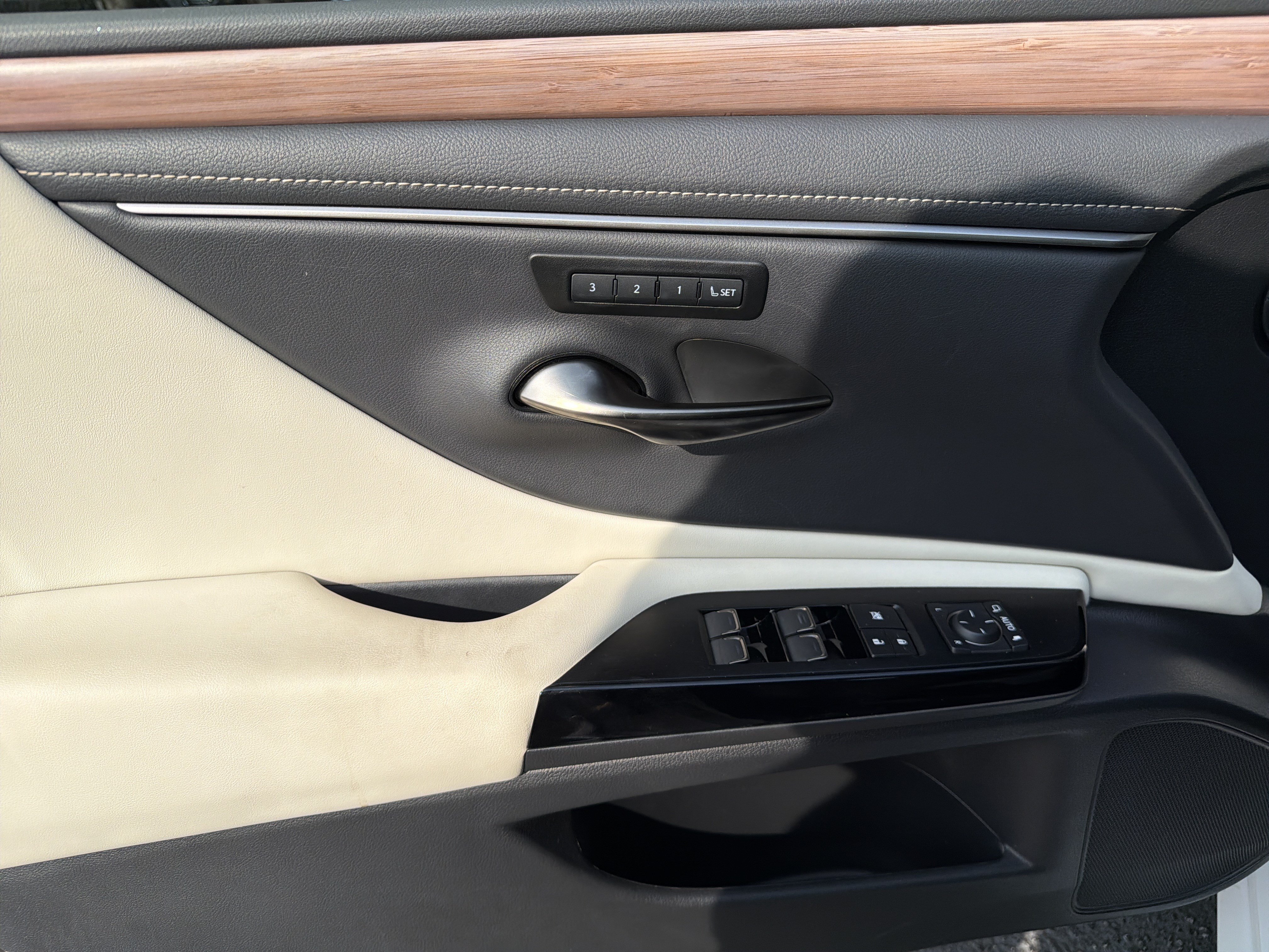 Used 2025 Lexus ES 350 w/ Premium Package FWD image 13