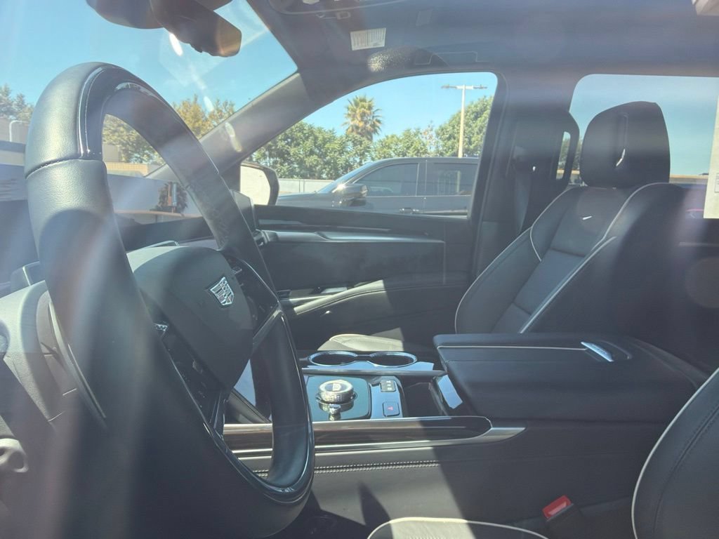 Used 2026 Cadillac Escalade ESV Luxury RWD image 3