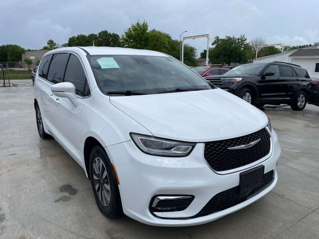 Used 2022 Chrysler Pacifica Touring-L FWD image 2