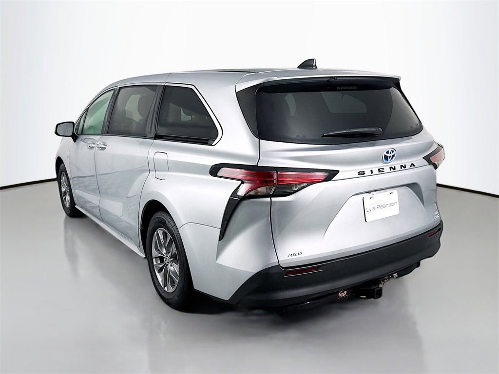 Used 2022 Toyota Sienna LE image 3