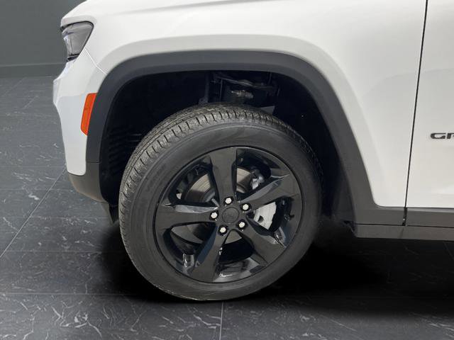 Used 2025 Jeep Grand Cherokee Limited w/ Black Appearance Package image 35