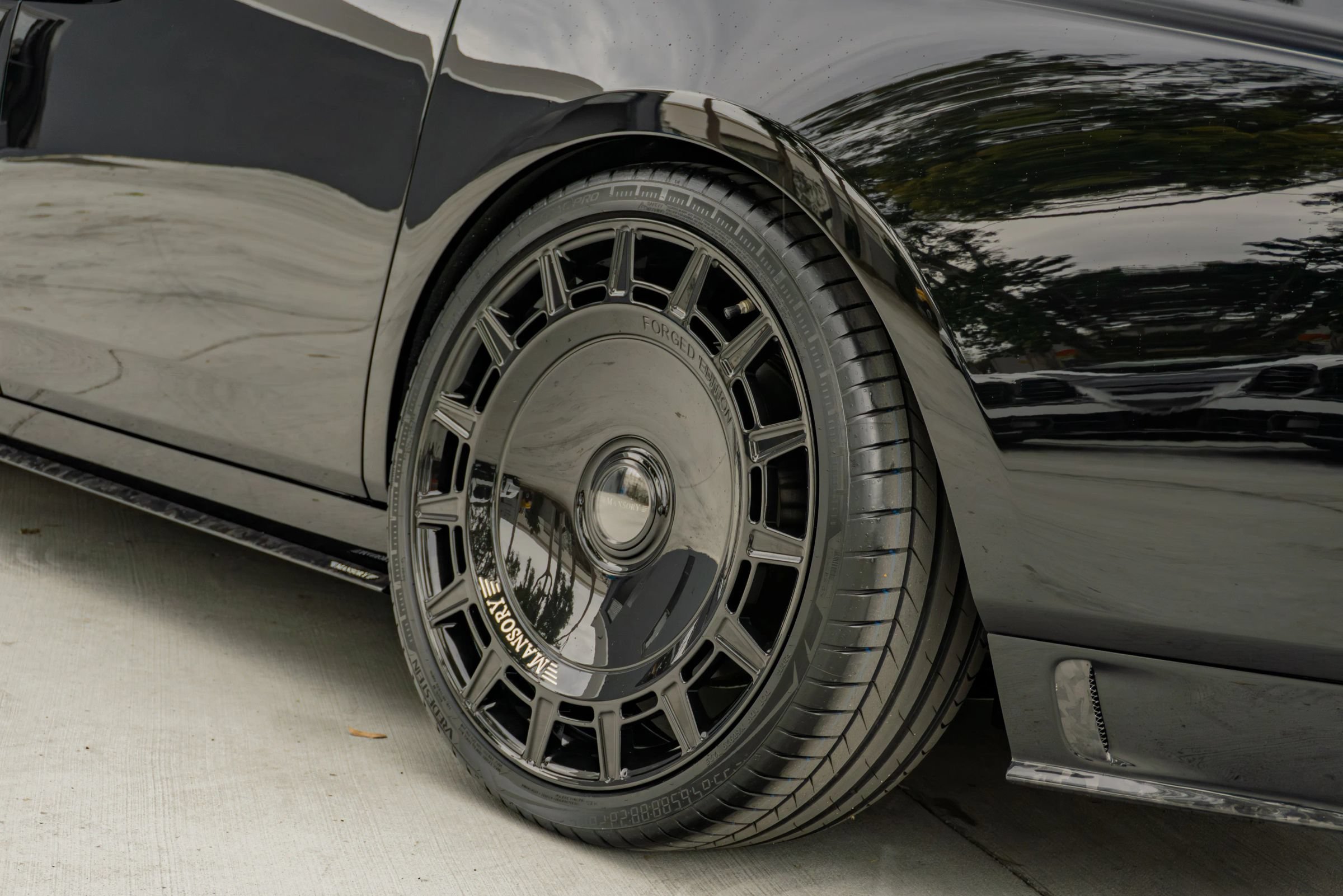 Used 2024 Rolls-Royce Phantom Sedan RWD image 48