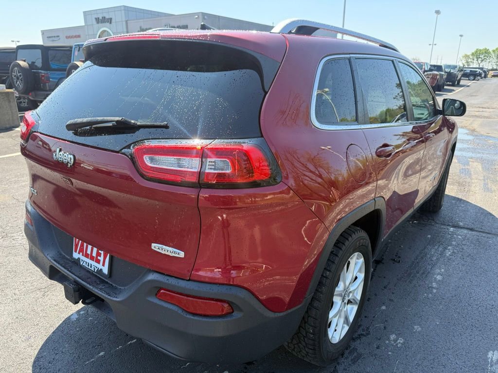 Used 2017 Jeep Cherokee Latitude w/ Cold Weather Group AWD/4WD image 3