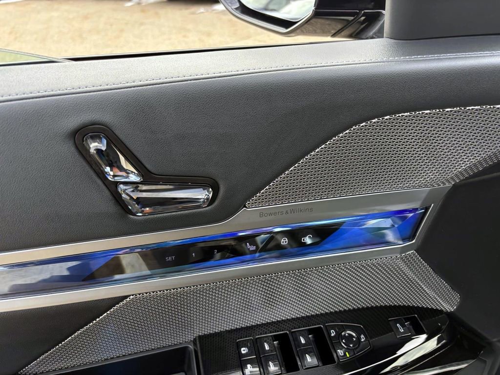 Used 2024 BMW 760i xDrive w/ Executive Package image 12