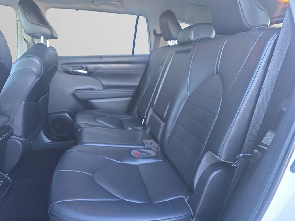 Used 2021 Toyota Highlander XLE image 14