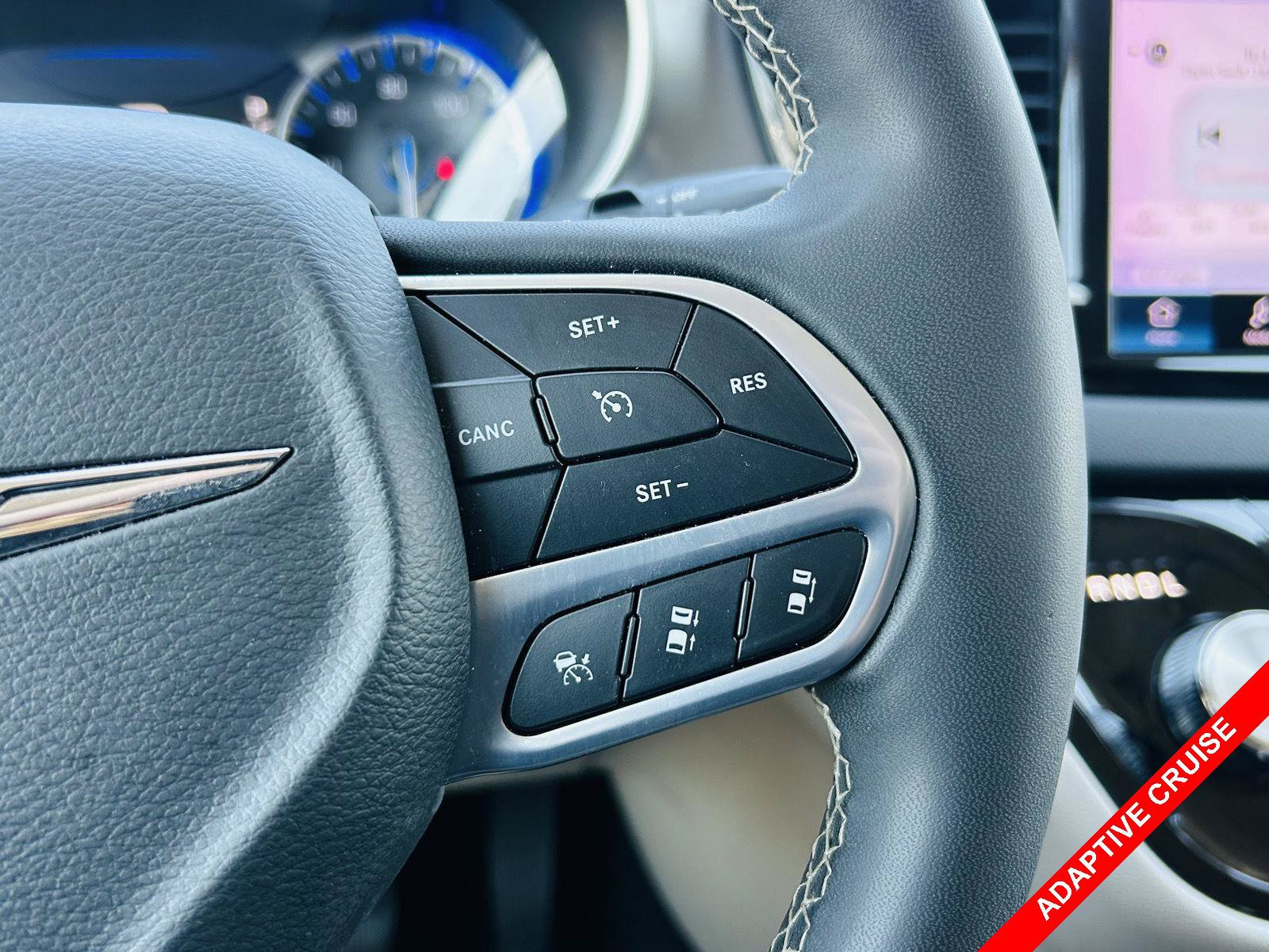 Used 2023 Chrysler Pacifica Touring-L FWD image 6