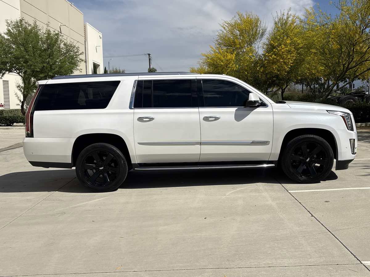 Used 2019 Cadillac Escalade ESV Luxury AWD/4WD image 2
