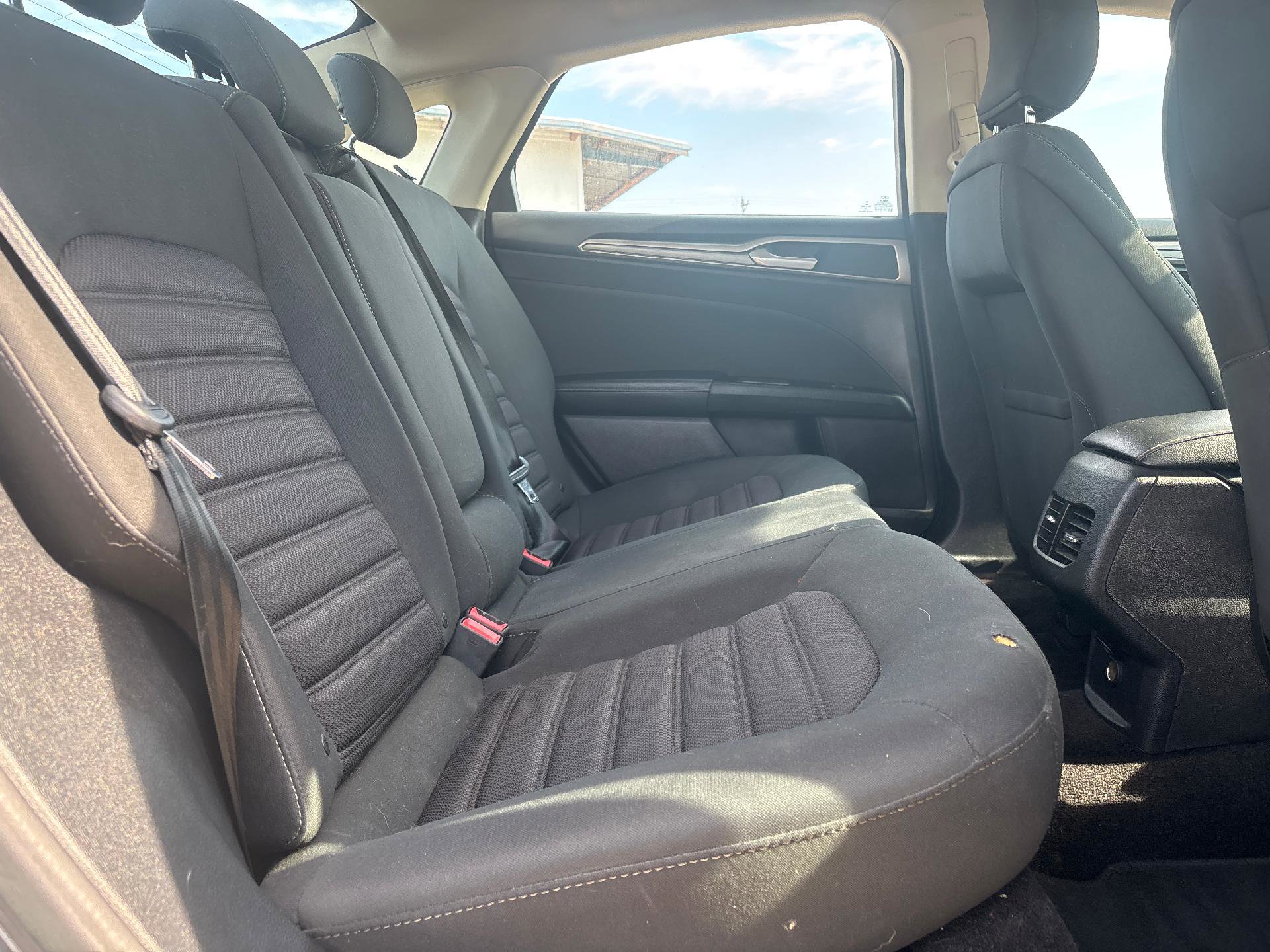 Used 2017 Ford Fusion SE w/ Fusion SE Technology Package image 25